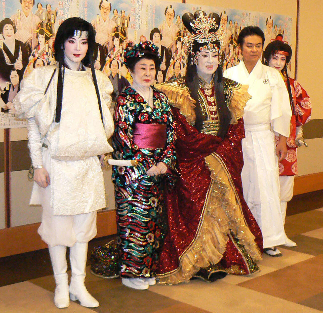 左から彩輝なお、中村玉緒、梅沢富美男、今井雅之、紫城るい（2013年7月撮影）
