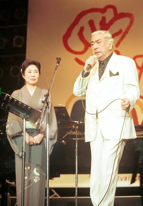 神戸復興チャリティイベント「POWER TO THE KOBE」で熱唱する勝新太郎と中村玉緒夫妻（1996年7月撮影）