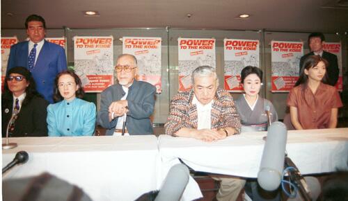 神戸復興チャリティイベント「POWER TO THE KOBE」に集結した凄いメンバー。左から内田裕也、力也、八千草薫、森繁久弥、勝新太郎、中村玉緒、中山忍（1996年7月撮影）