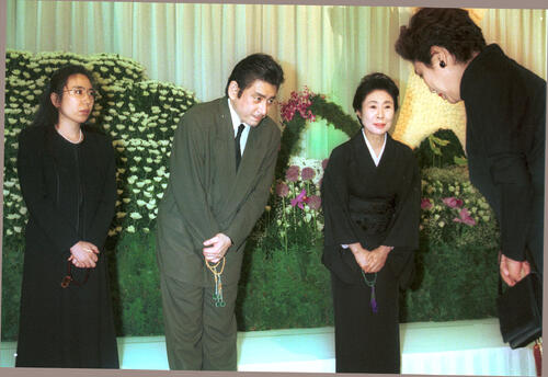 65歳で死去した俳優勝新太郎さんの葬儀・告別式であいさつする中村玉緒さん。司会を務めた長男で俳優の鴈龍太郎さん（左から2人目）（1997年6月撮影）