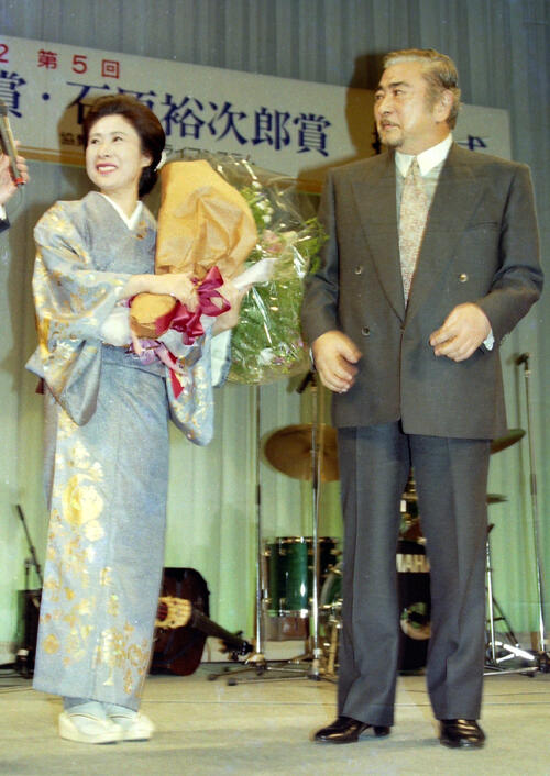 日刊スポーツ映画大賞で助演女優賞の中村玉緒（左）。右は勝新太郎（92年12月撮影）