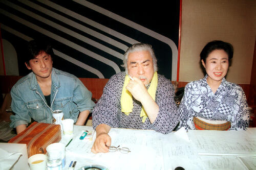 勝新太郎さん（中央）と中村玉緒との舞台初共演となる「夫婦善哉・東男京女」の東京での最後のけいこで、会見に同席する鴈龍太郎さん（96年4月撮影）