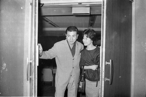 笑顔を見せる勝新太郎さんと中村玉緒さん（1961年10月撮影）