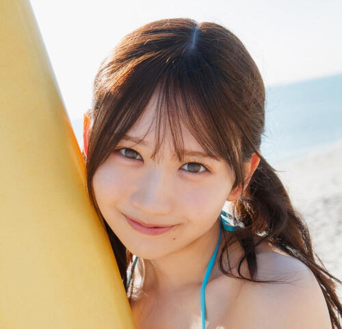 日向坂46藤嶌果歩、水色水着でビーチ楽しむ　サーフボード抱きしめマイアミらしさ全開
