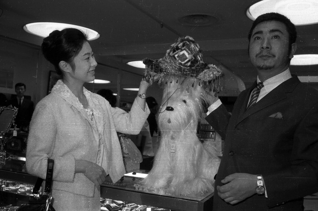 仲良くショッピングする勝新太郎と中村玉緒夫妻（1965年1月撮影）