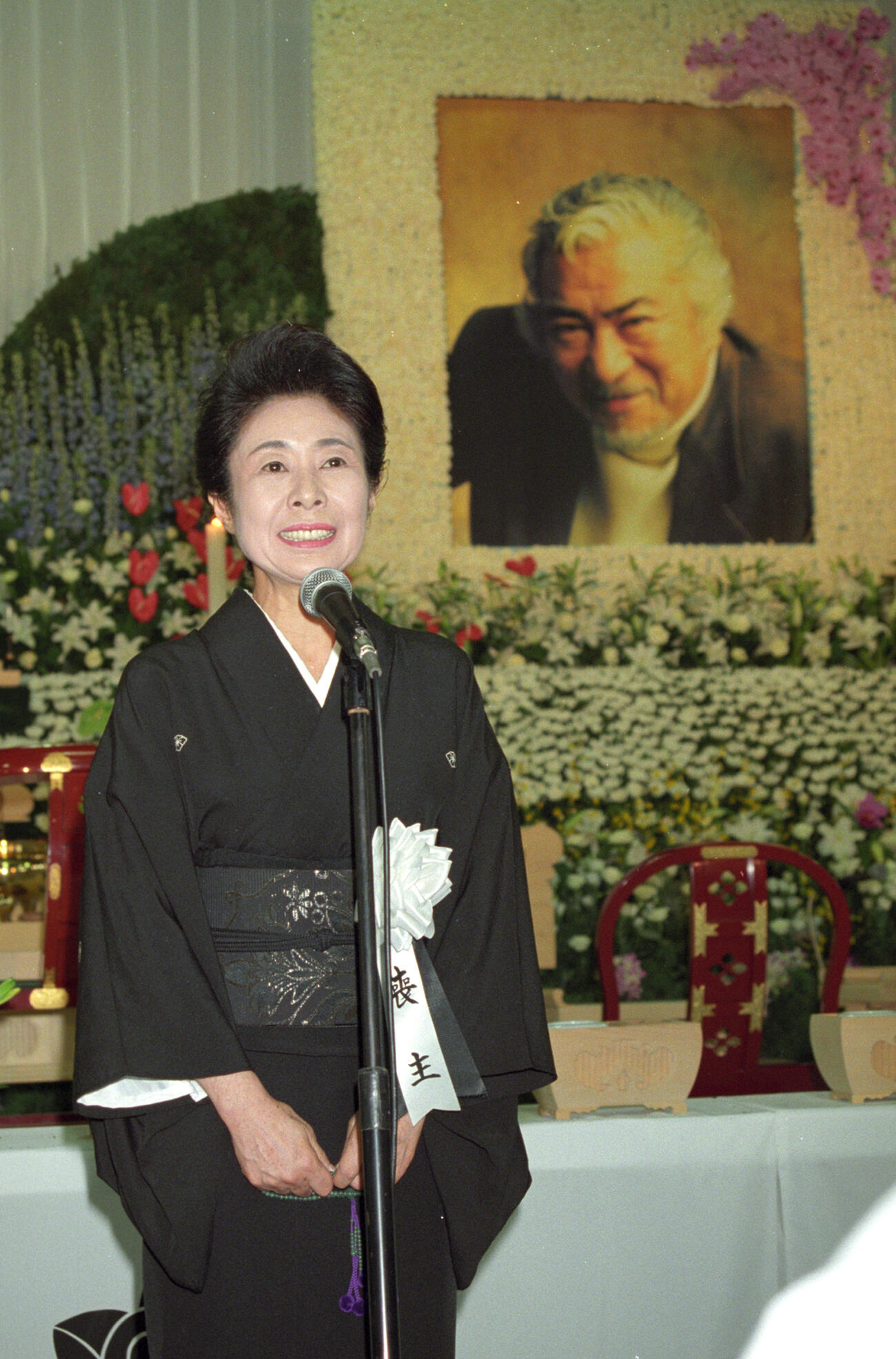 勝新太郎さんの遺影を前に喪主としてあいさつする中村玉緒さん（1997年6月撮影）