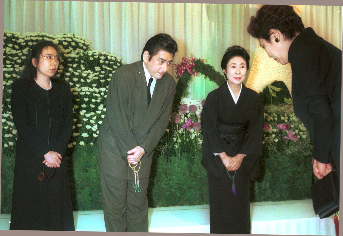 65歳で死去した俳優勝新太郎さんの葬儀・告別式であいさつする中村玉緒さん。司会を務めた長男で俳優の鴈龍太郎（左から2人目）（1997年6月撮影）