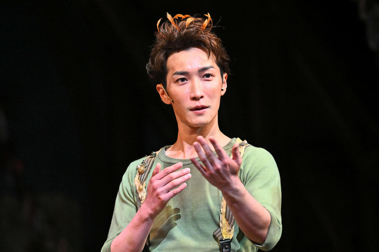 舞台「ウェンディ＆ピーターパン」取材会で取材に応じる渡辺翔太（撮影・滝沢徹郎）
