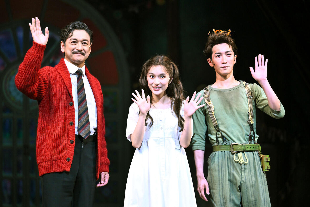 舞台「ウェンディ＆ピーターパン」取材会で記念撮影する、左から石丸幹二、芳根京子、渡辺翔太（撮影・滝沢徹郎）
