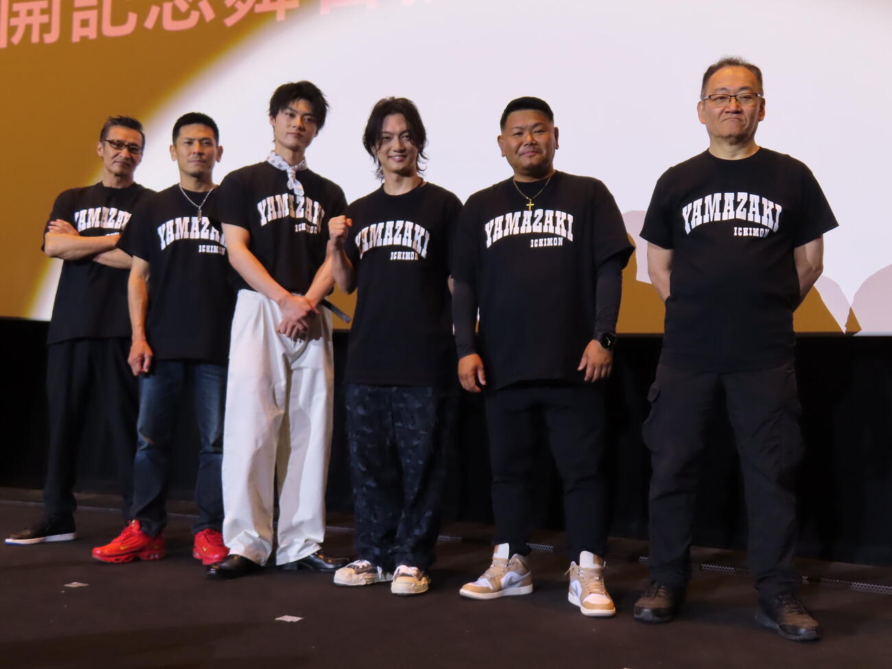 映画「劇場版　山崎一門2～日本統一～」の初日舞台あいさつに出席した、左から山口祥行、中澤達也、川﨑健太、喜矢武豊、本田広登、辻裕之監督