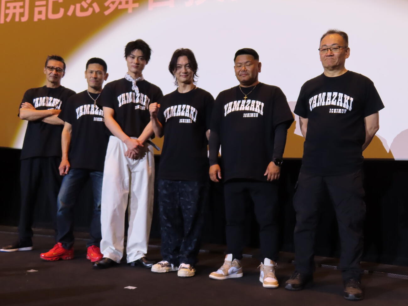 映画「劇場版　山崎一門2～日本統一～」の初日舞台あいさつに出席した、左から山口祥行、中澤達也、川﨑健太、喜矢武豊、本田広登、辻裕之監督