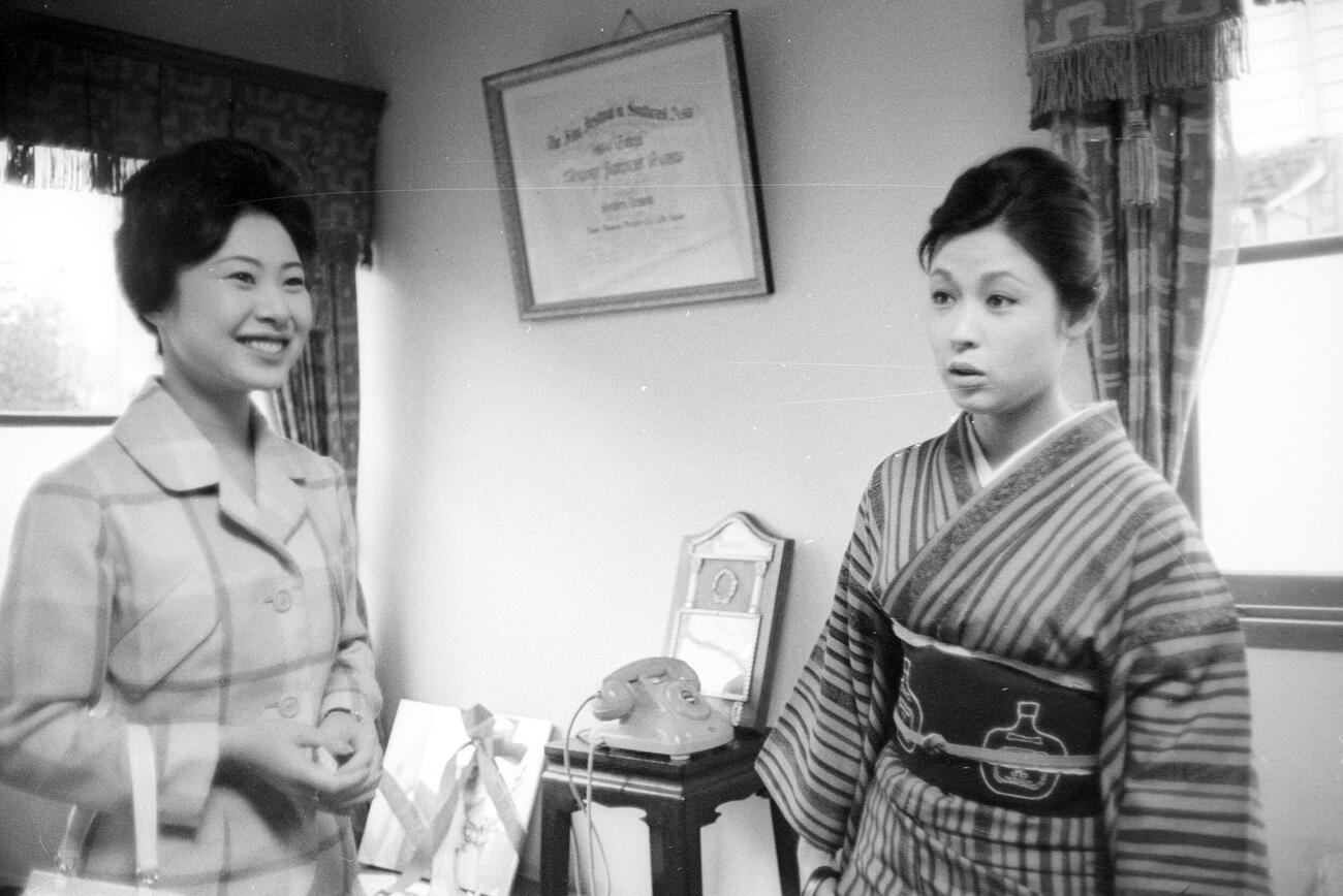 中村玉緒写真館　大映京都で活躍中の中村玉緒（左）が上京、「歌行灯」を撮影中の若尾文子（右）と話がはずむ　※中村玉緒：1939年7月12日生まれ、53年松竹「景子と雪江」で映画デビュー、62年勝新太郎と結婚、父は2代目中村鴈治郎（1960年4月撮影）