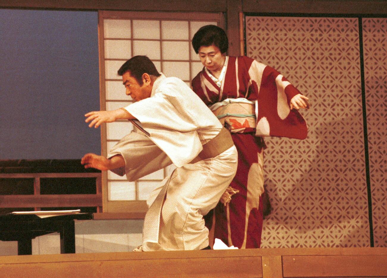 舞台「夫婦善哉・東男京女」で息の合った芝居をみせる勝新太郎、中村玉緒夫妻（1996年4月撮影）