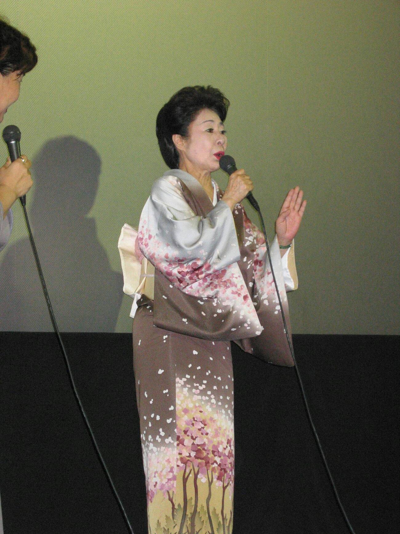 「勝新太郎映画祭」で舞台あいさつに登場。身振りをまじえ勝さんの思い出を語った中村玉緒（2004年6月撮影）