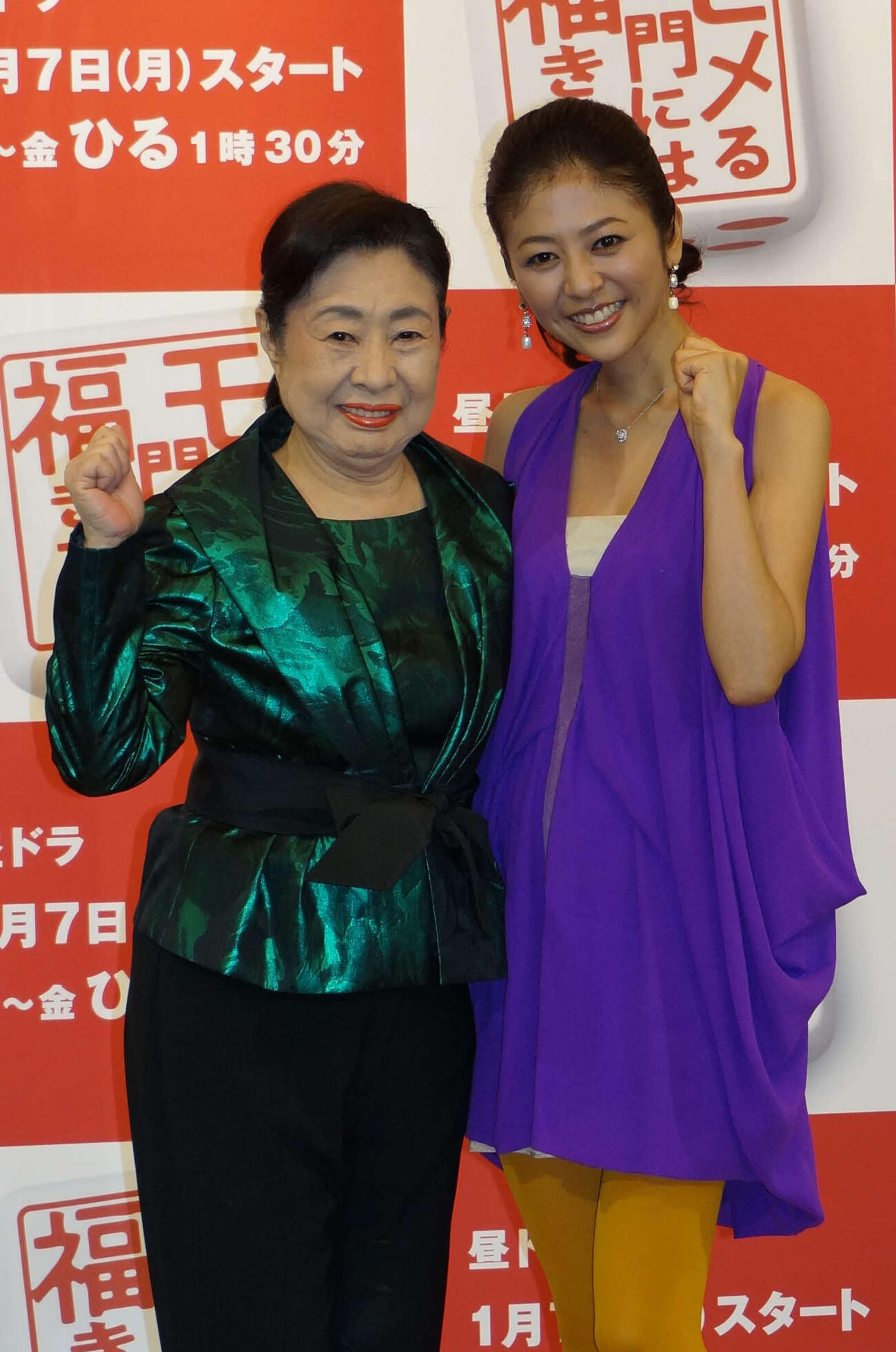 初共演にガッツポーズする白石美帆（右）と中村玉緒