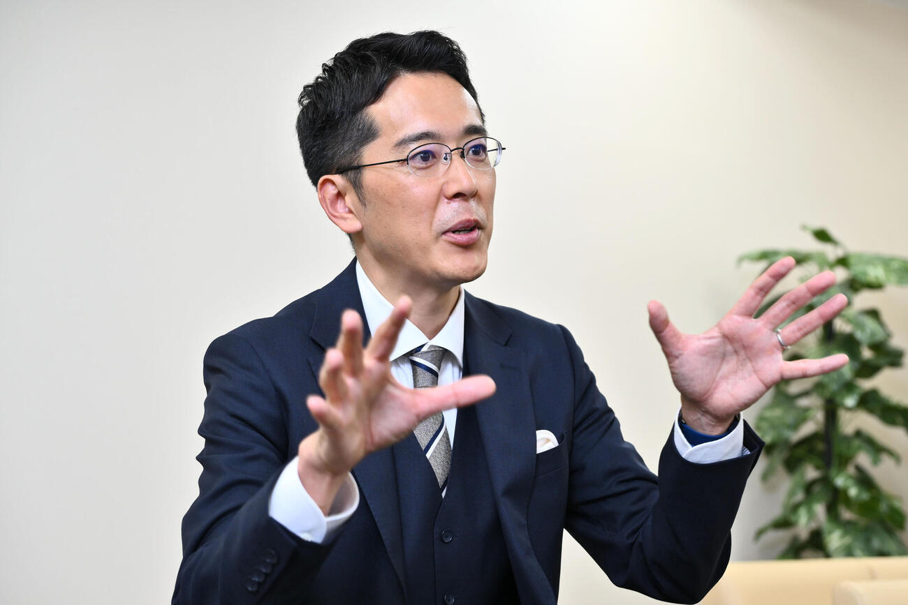 取材に応じる小宮山晃義アナ（撮影・滝沢徹郎）