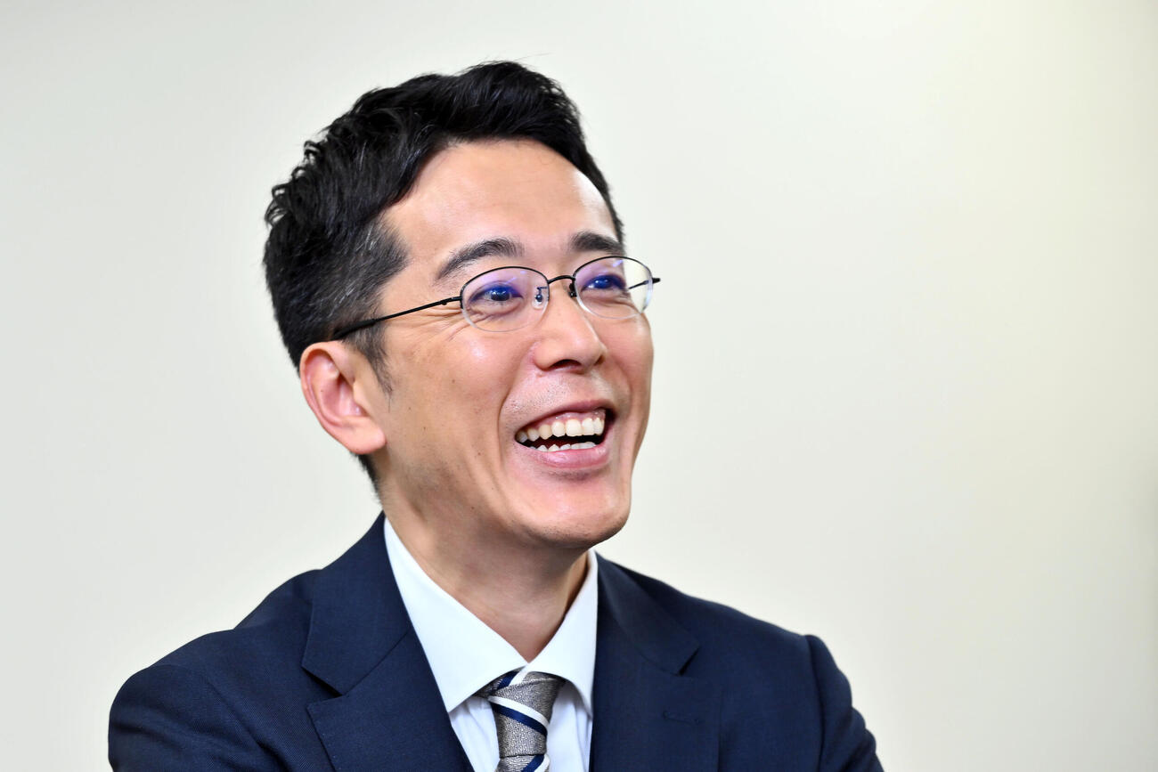 取材に応じる小宮山晃義アナ（撮影・滝沢徹郎）