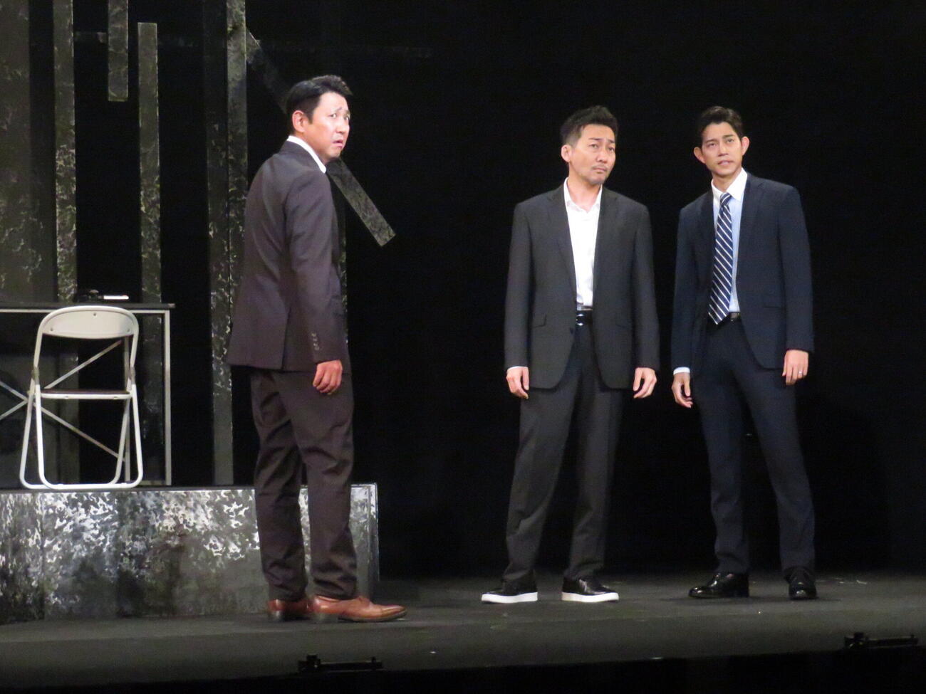 舞台「逃亡者は北へ向かう」で熱演した松田大輔（左）