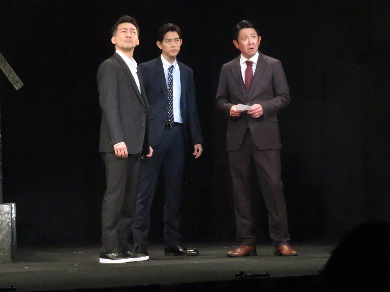 舞台「逃亡者は北へ向かう」で熱演した松田大輔（右）