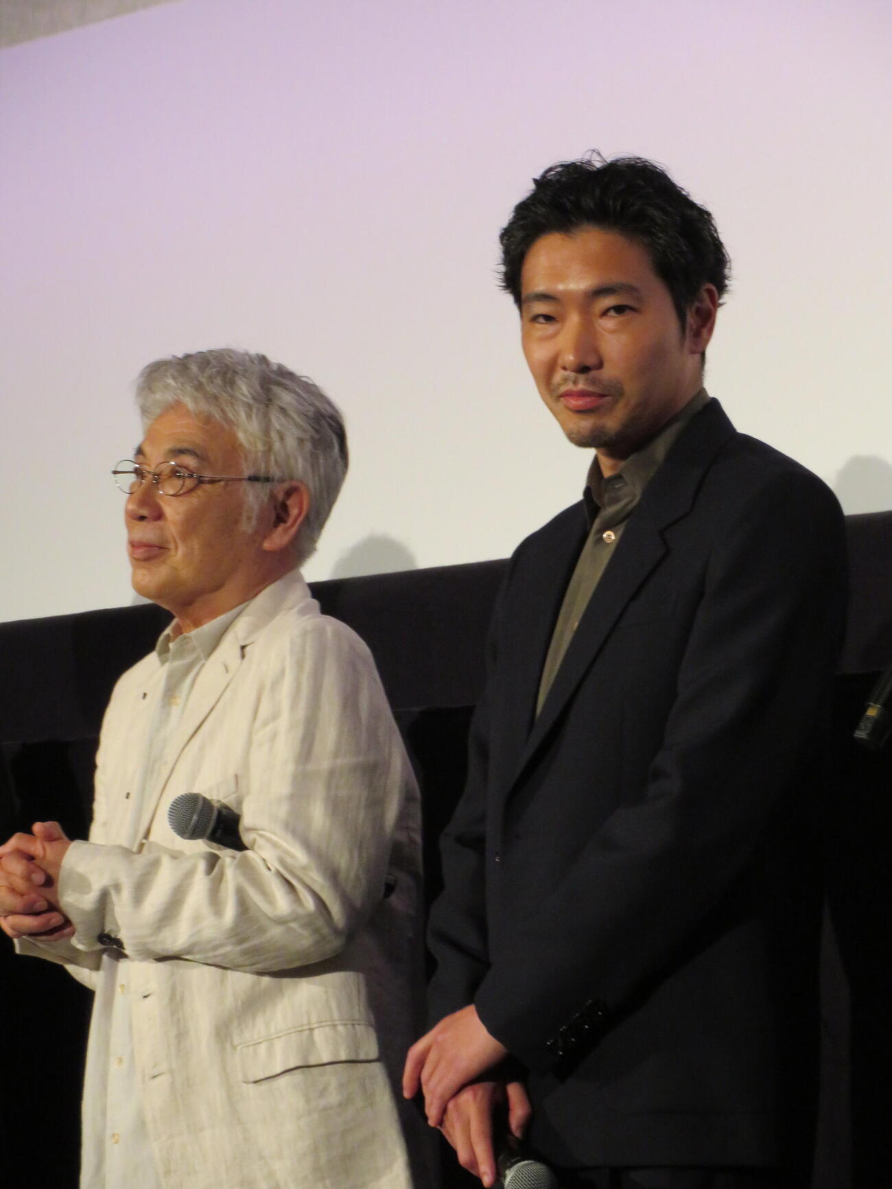 映画「メモリィズ」公開記念舞台あいさつに登壇したイッセー尾形（左）と柄本佑（撮影・村上幸将）