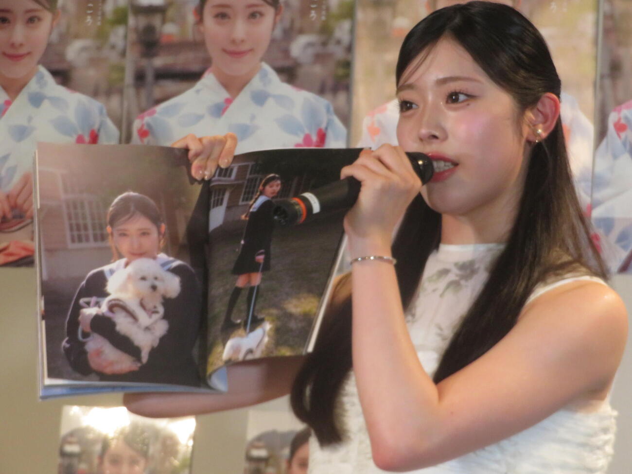 1st写真集「和ぐころ」発売記念イベントで、お気に入り写真を説明する私立恵比寿中学　風見和香（撮影・川田和博）
