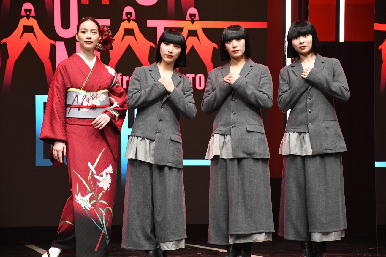 「第32回ファッションカンタータfrom KYOTO」に出演した、左から、のん、アバンギャルディのnagano、sono、kohana（撮影・阪口孝志）