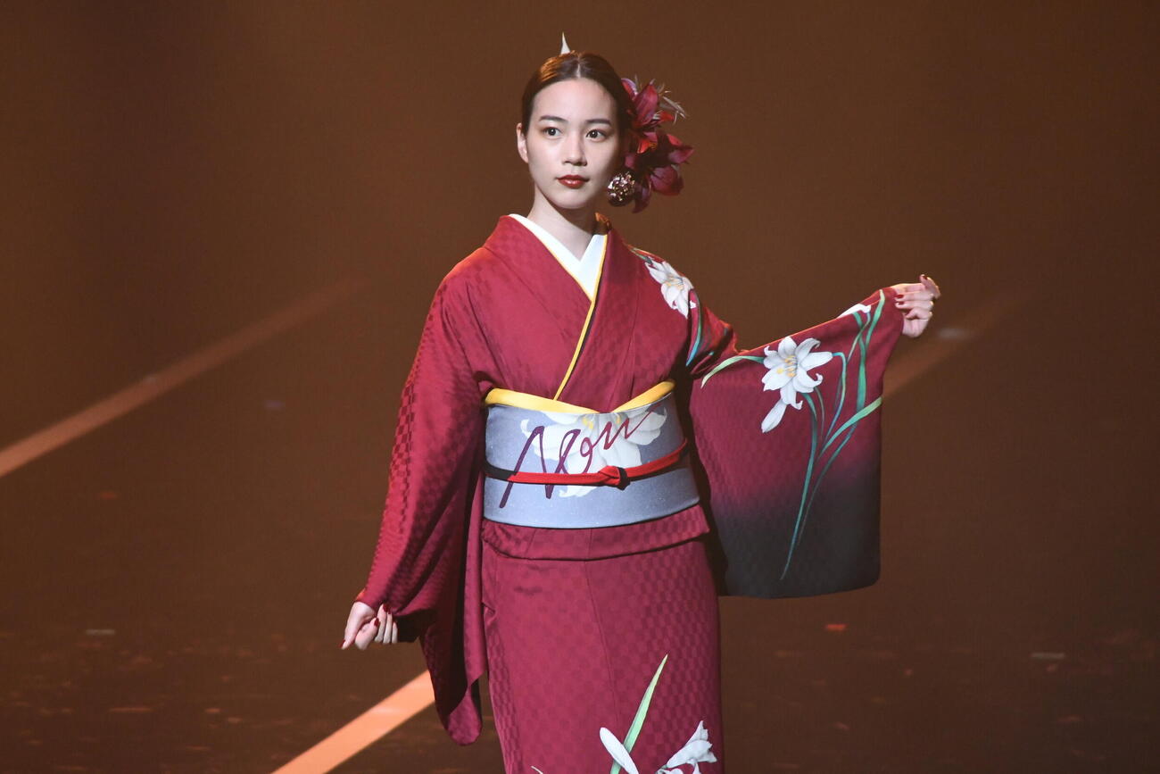 「第32回ファッションカンタータfrom KYOTO」でランウェーを歩くのん（撮影・阪口孝志）