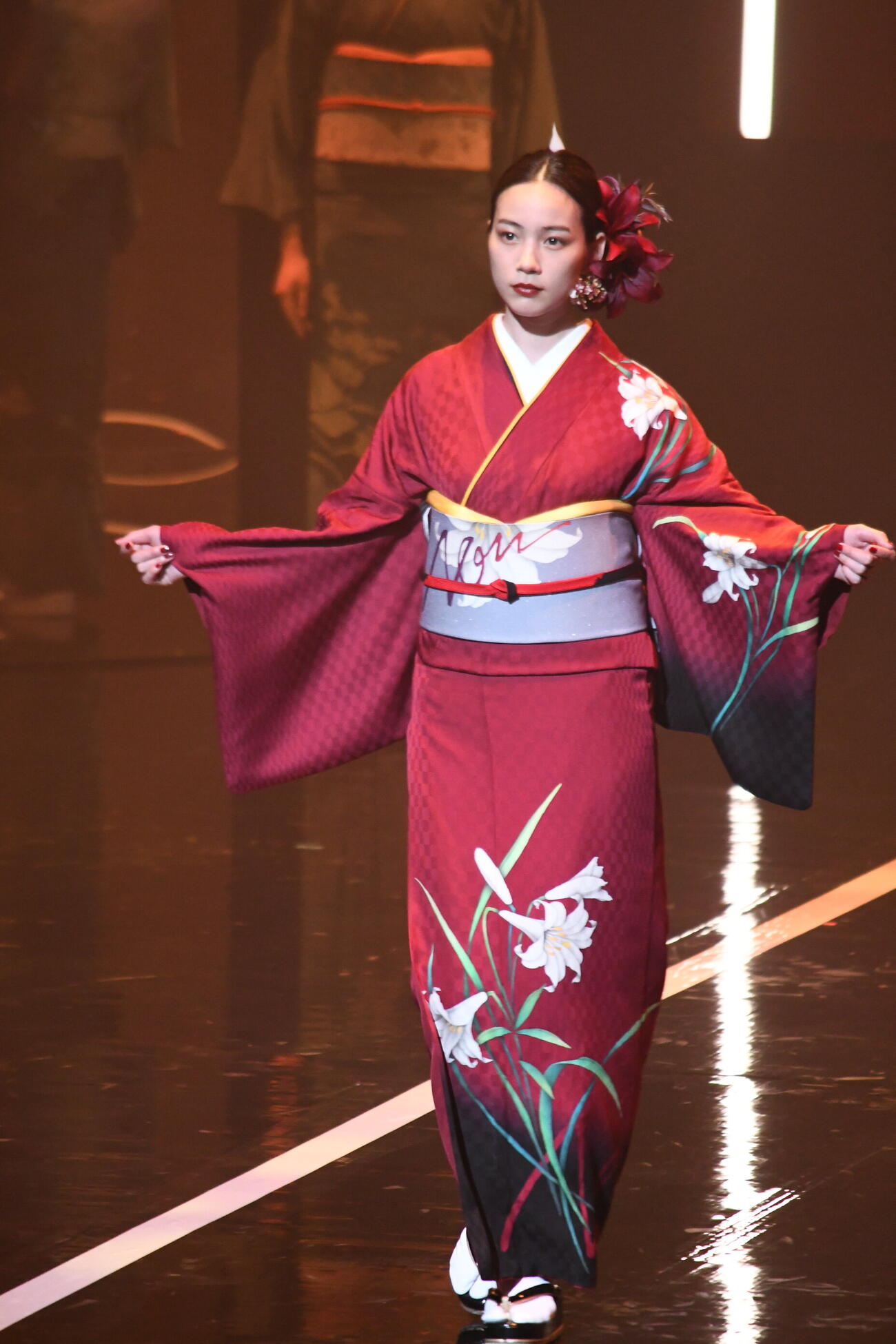「第32回ファッションカンタータfrom KYOTO」でランウェーを歩くのん（撮影・阪口孝志）