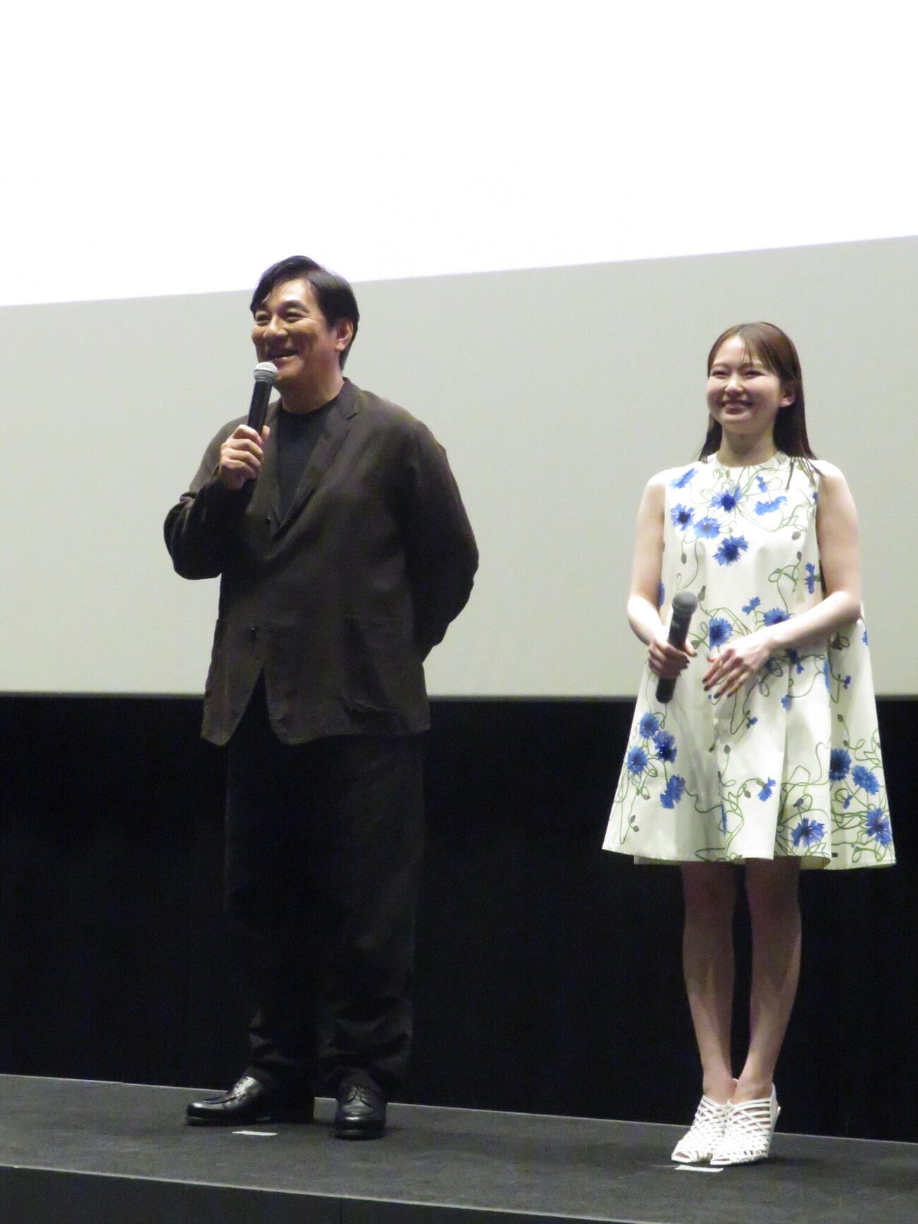 映画「NEW GROUP」の舞台あいさつを行ったピエール瀧（左）と山田杏奈