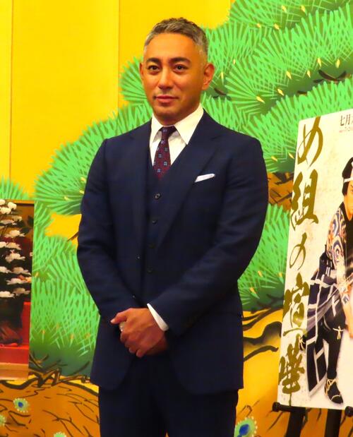 市川團十郎、ヴィトンのサッカーボールを手にした紋付きはかま姿に「本当に素敵です」