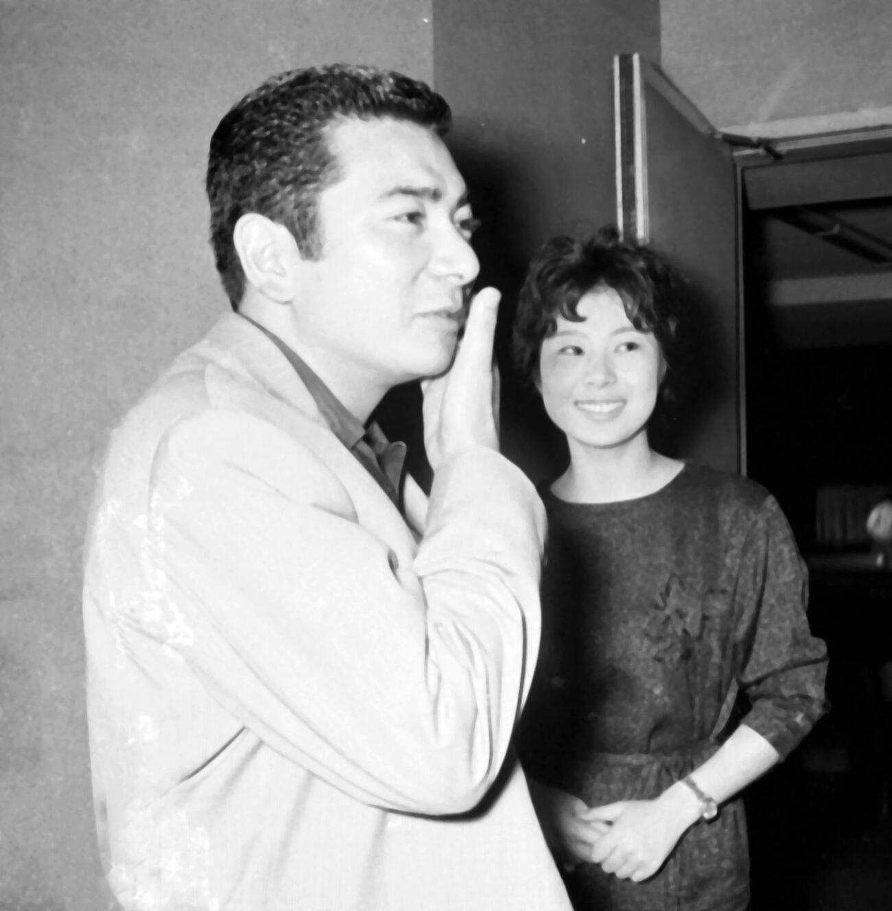 勝新太郎さんと中村玉緒さん（1961年10月撮影）