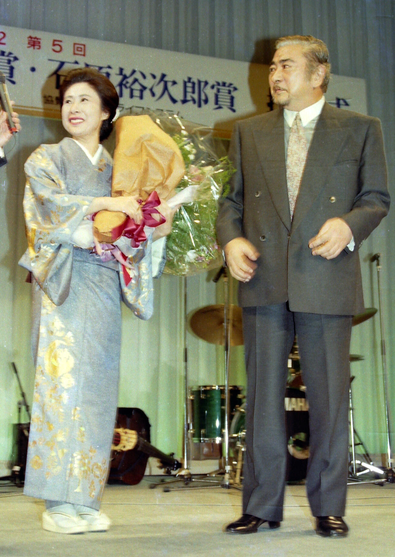 日刊スポーツ映画大賞で助演女優賞の中村玉緒（左）。右は勝新太郎（92年12月撮影）