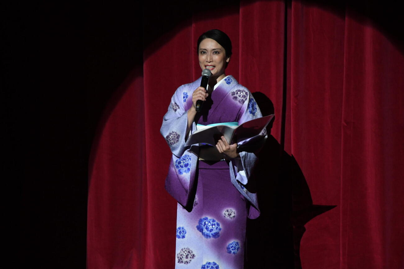 「第32回ファッションカンタータfrom KYOTO」の司会を務めたMBSテレビの松川浩子アナウンサー（撮影・阪口孝志）