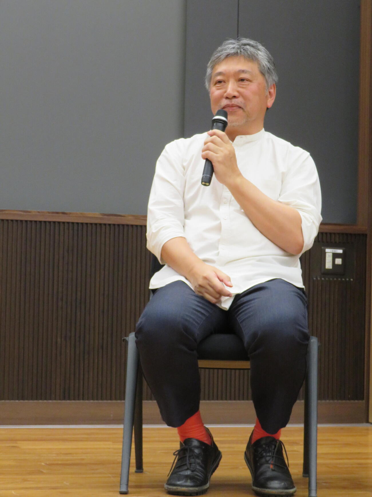 母校の早大の人気授業「マスターズ・オブ・シネマ」の講義にゲストとして登壇した是枝裕和監督（撮影・村上幸将）
