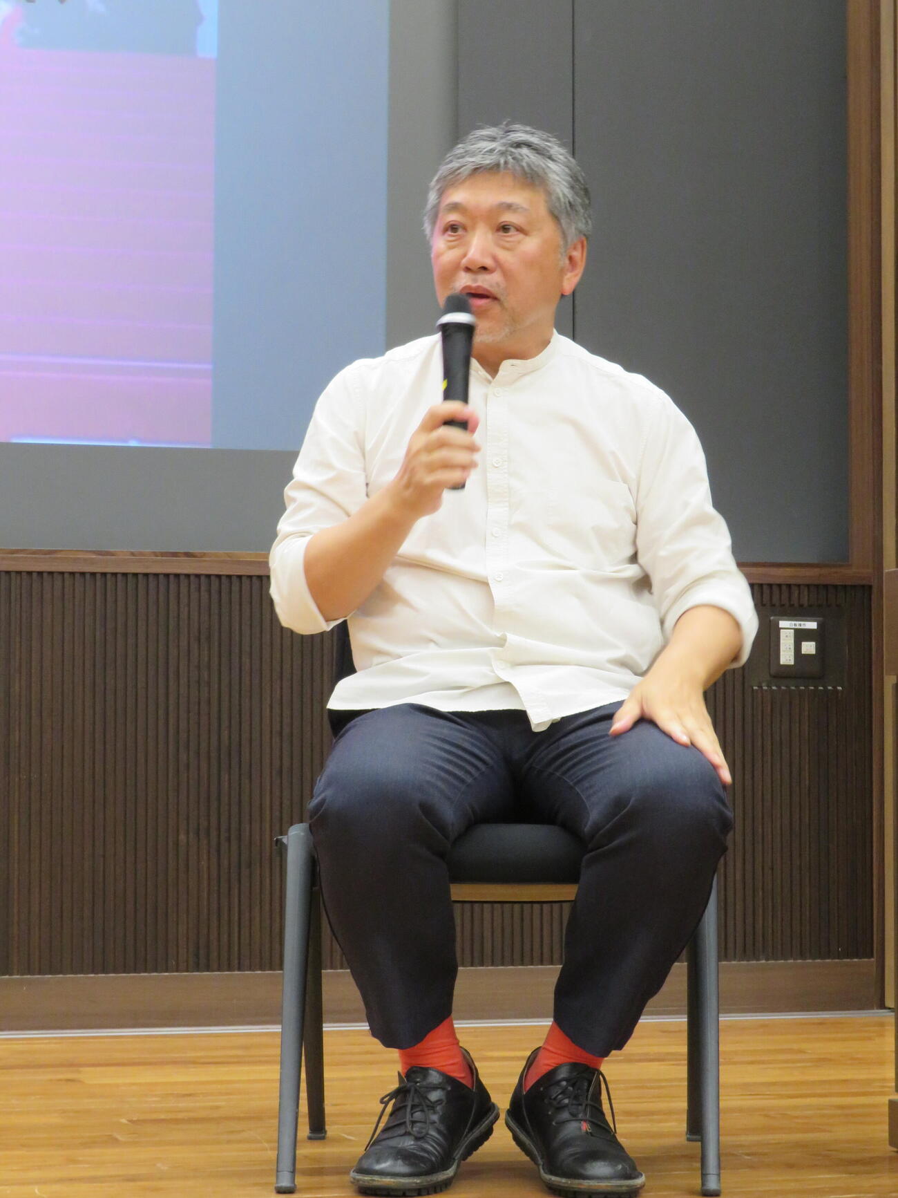 母校の早大の人気授業「マスターズ・オブ・シネマ」の講義にゲストとして登壇した是枝裕和監督（撮影・村上幸将）