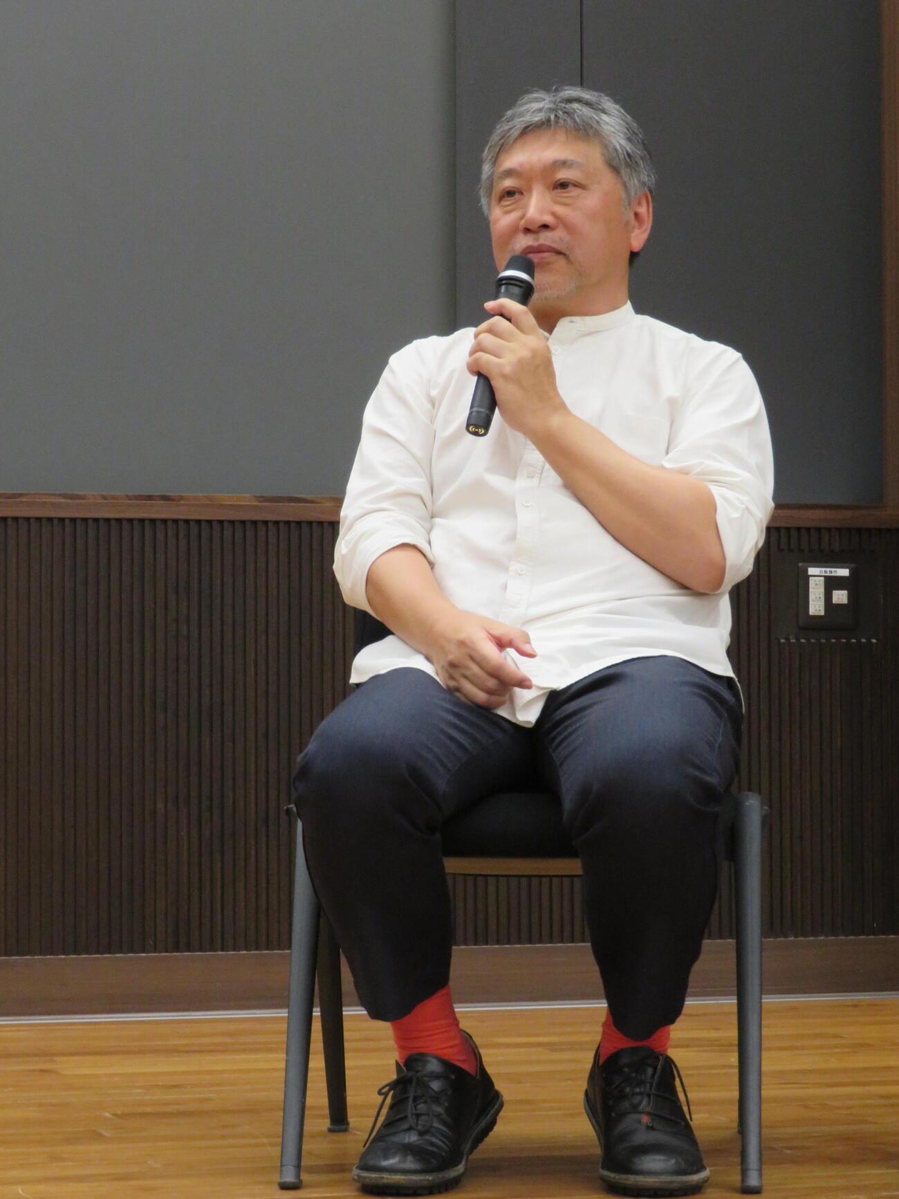 母校の早大の人気授業「マスターズ・オブ・シネマ」の講義にゲストとして登壇した是枝裕和監督（撮影・村上幸将）