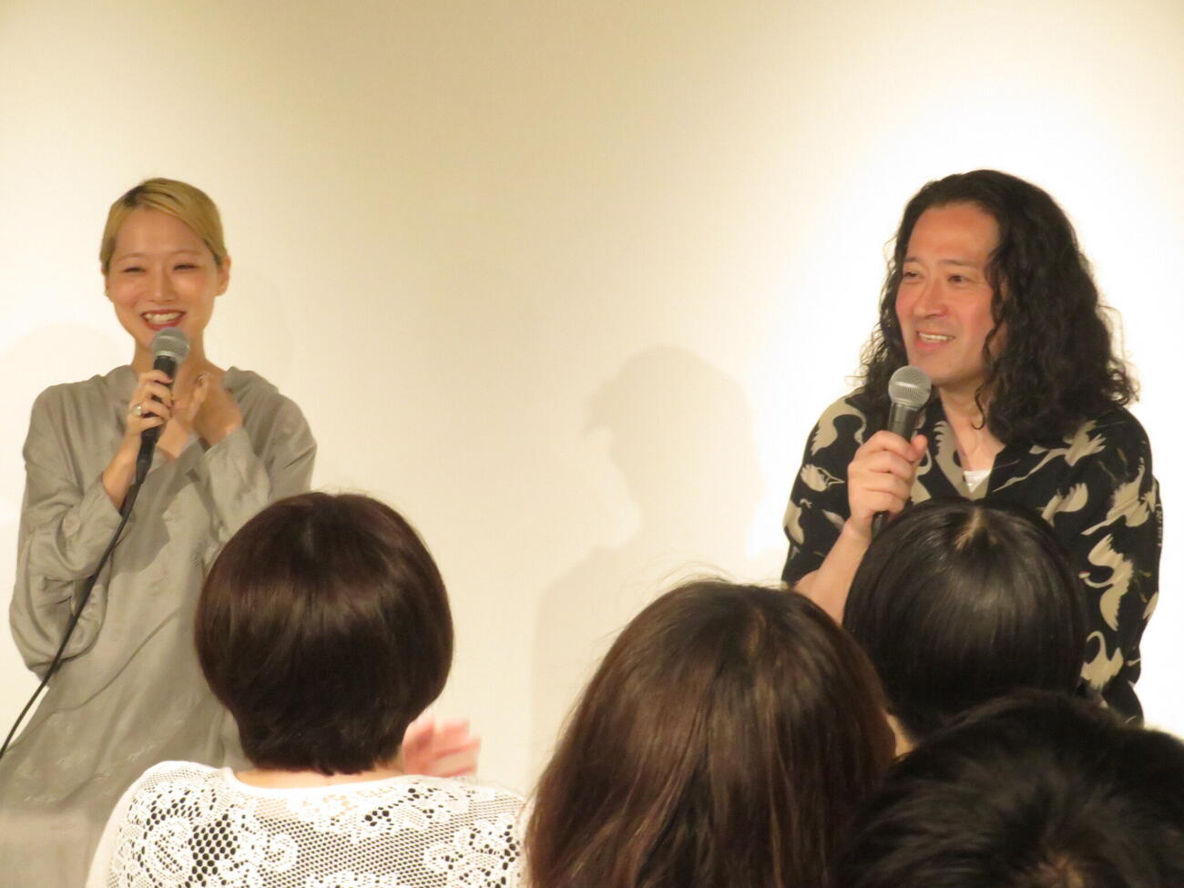 「失恋カルタ」発売を記念してトークショーを行った又吉直樹（右）と、たなかみさき