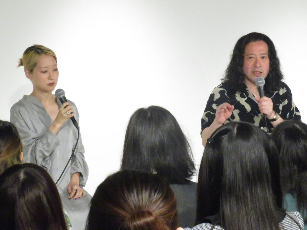 「失恋カルタ」発売を記念してトークショーを行った又吉直樹（右）と、たなかみさき