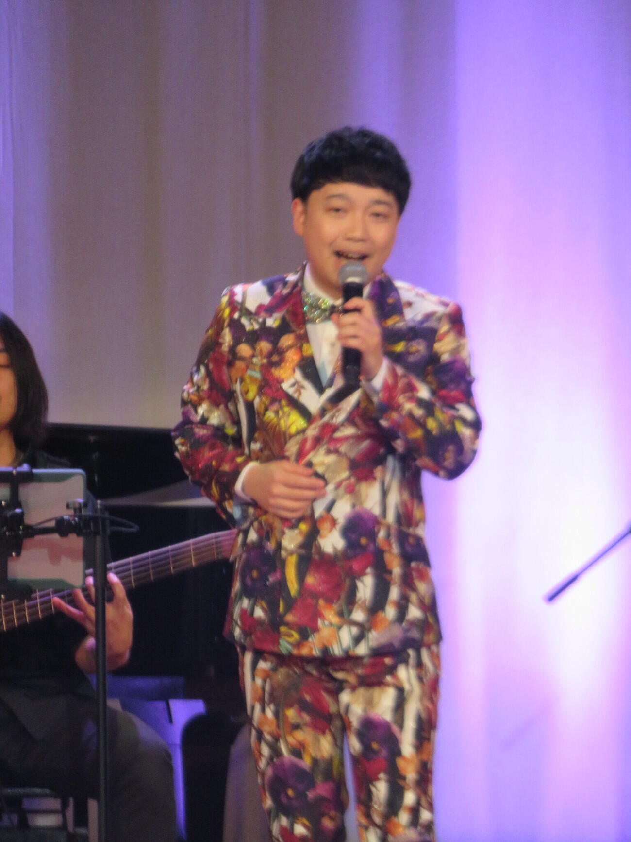三丘翔太がド派手な花柄衣装で「フライディ・チャイナタウン」を熱唱する映像がYouTube「三丘翔太ちゃんLねる」で300万回再生超え