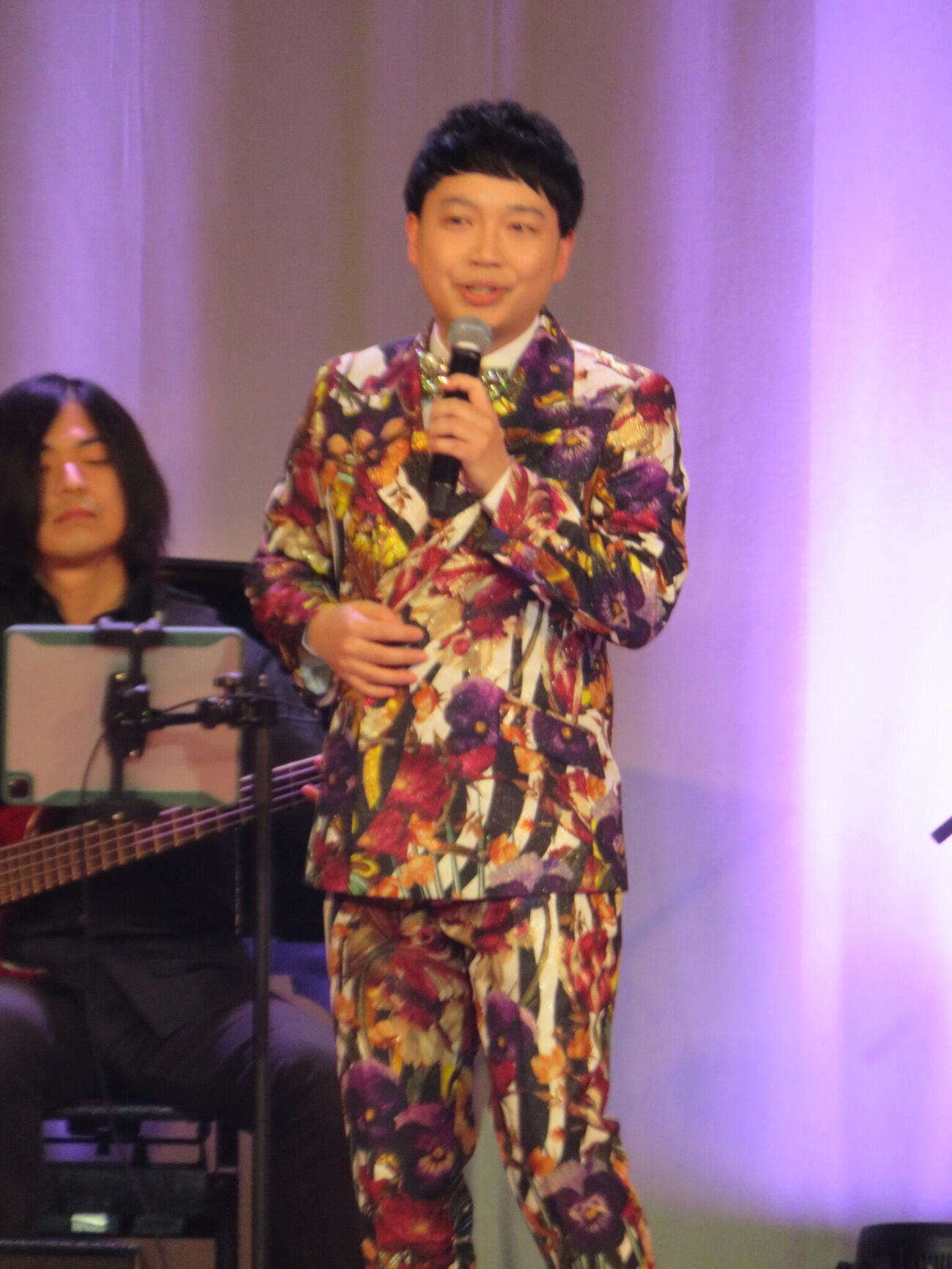 三丘翔太がド派手な花柄衣装で「フライディ・チャイナタウン」を熱唱する映像がYouTube「三丘翔太ちゃんLねる」で300万回再生超え