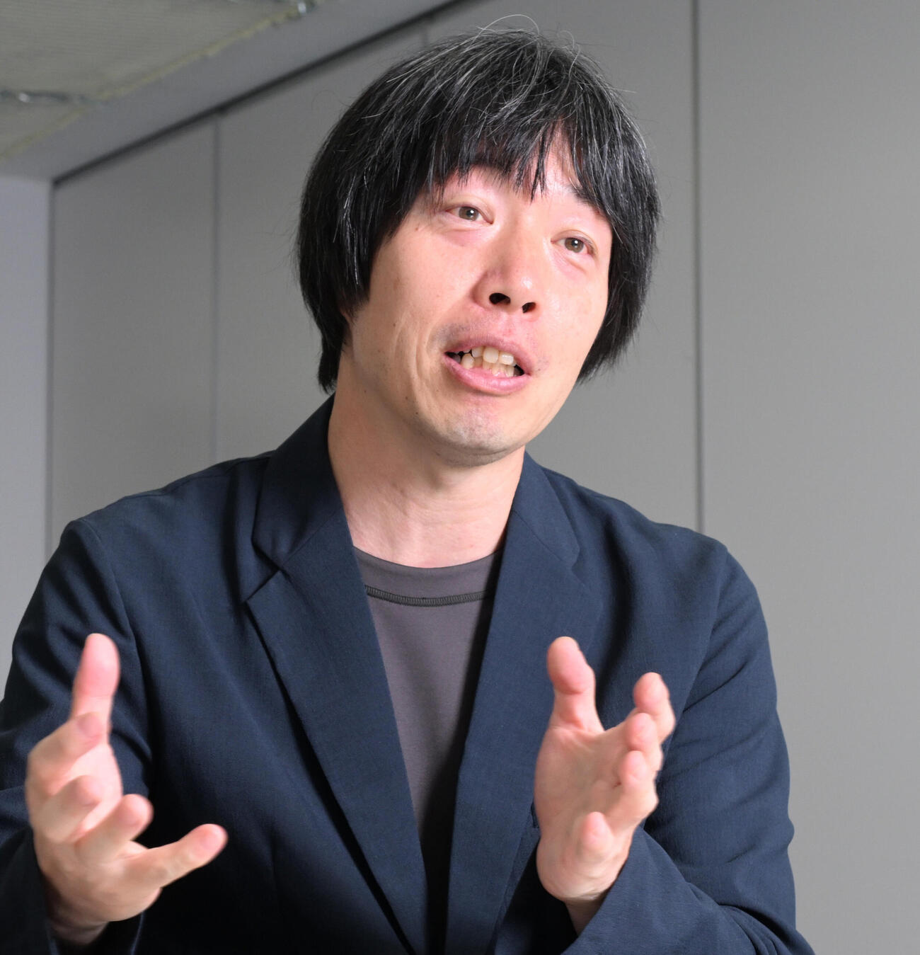 インタビューに応える映画「ONE CREATURE」の岸枢宇己監督（撮影・千葉一成）