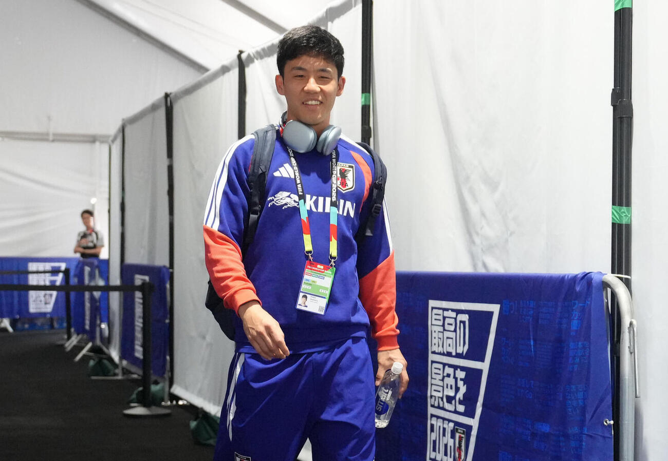 10日、囲み取材を終え引き揚げる遠藤航（撮影・足立雅史）