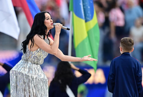 ケイティ・ペリー、サッカーW杯の米国開幕戦セレモニーに登場　恋人と試合観戦中にキス姿も