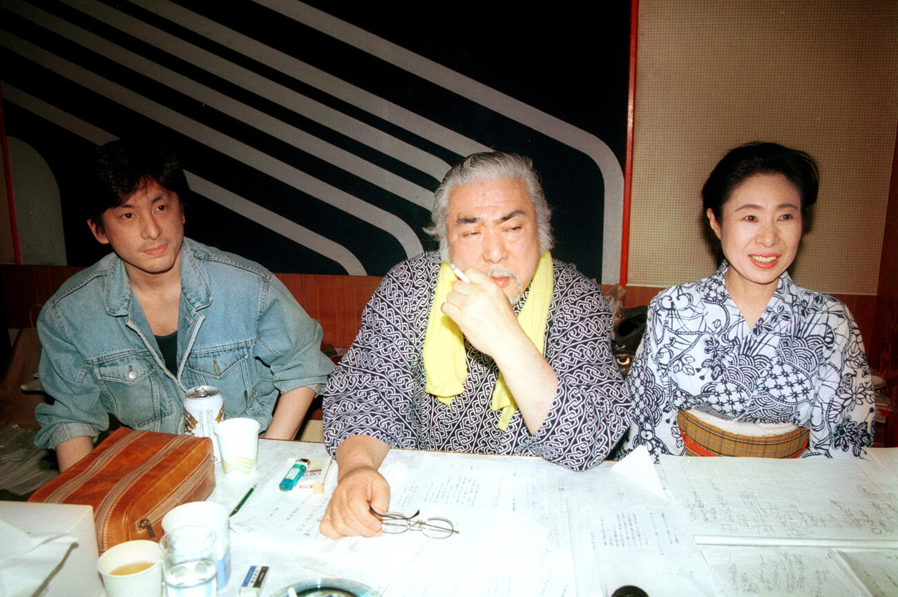 勝新太郎さん（中央）と中村玉緒との舞台初共演となる「夫婦善哉・東男京女」の東京での最後のけいこで、会見に同席する鴈龍太郎さん（96年4月撮影）