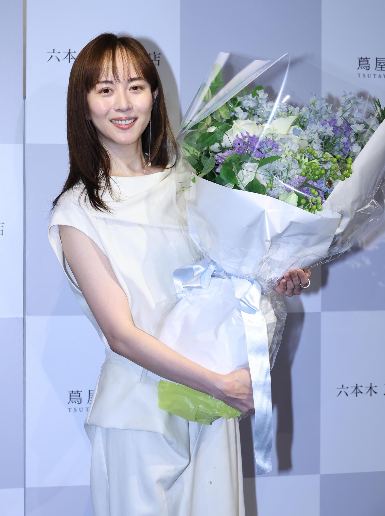 エッセイ集発売イベントで誕生日プレゼントの花束を贈られる比嘉愛未（撮影・中島郁夫）