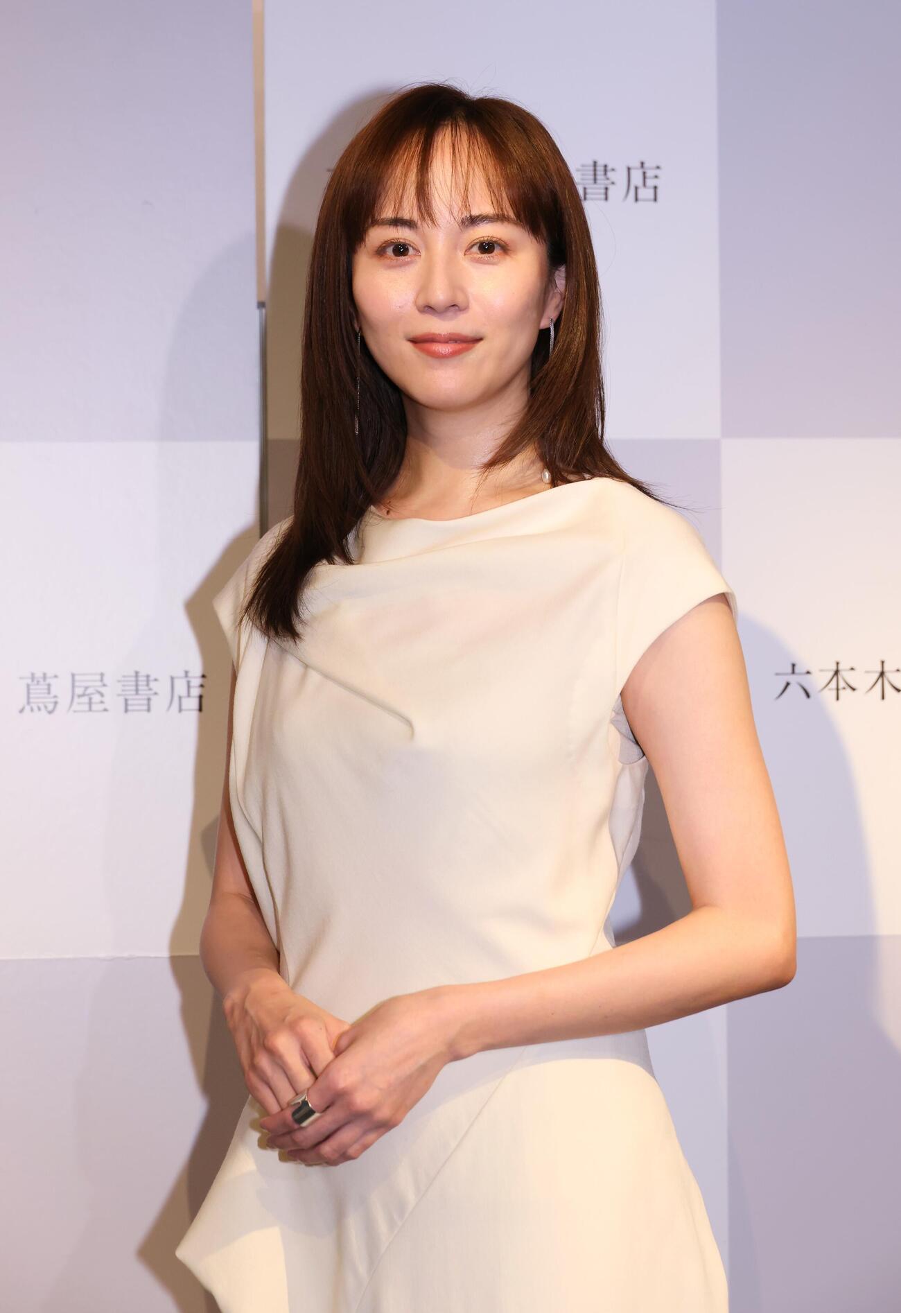 エッセイ集発売イベントを行う比嘉愛未（撮影・中島郁夫）