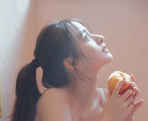 乃木坂46金川紗耶、乙女なランジェリーと際立つ横顔「女の子にもかわいいと思ってもらえる」