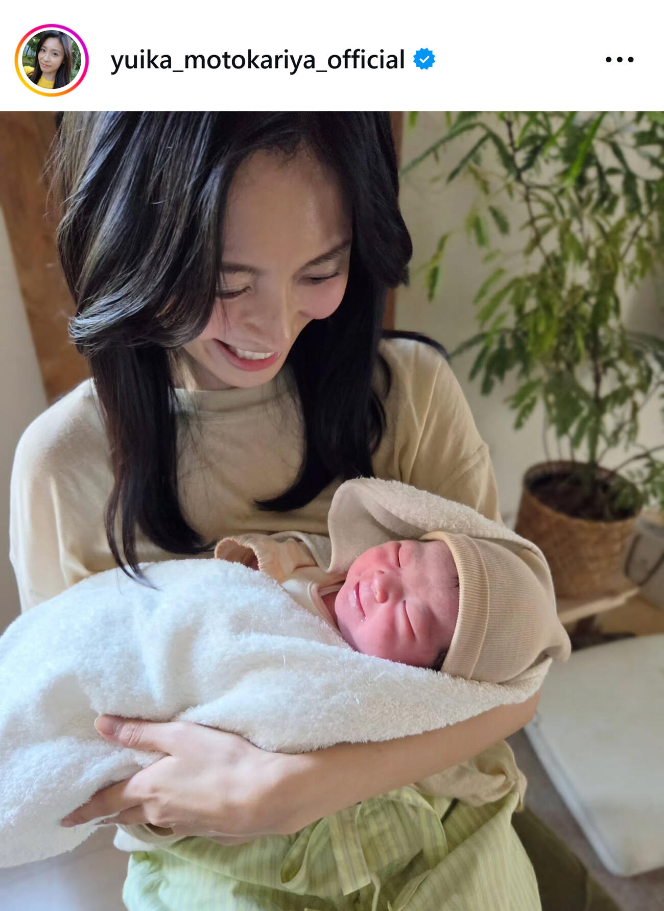 うっすらと笑みを浮かべる？赤ちゃん（本仮屋ユイカのインスタグラムから）