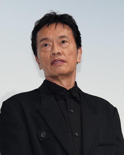 64歳俳優のピンボケ写真に反響続々「どんだけ遠近で」「なんか萌える」