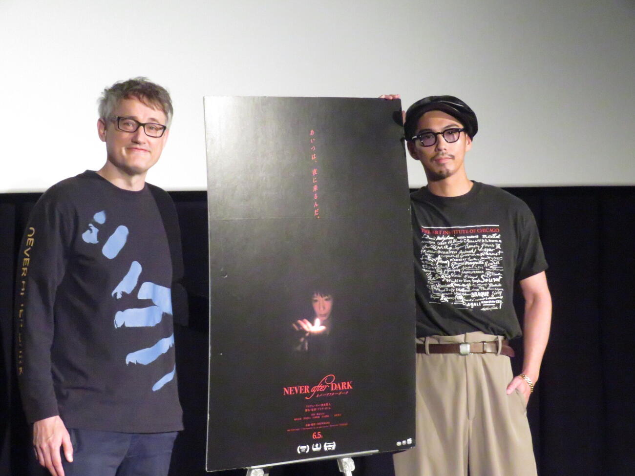 「Never After Dark／ネバーアフターダーク」鑑賞後の観客からの質問に答える、一風変わった舞台あいさつを行った賀来賢人（右）とデイヴ・ボイル監督